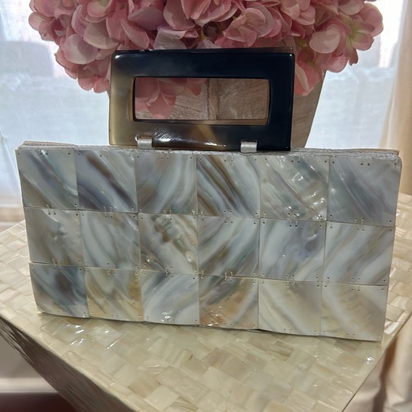 Shiraleah Handbags - 🥳H P 🥳 Vintage Shiraleah Mother of Pearl Clutch Handbag w Tortoise Handles
